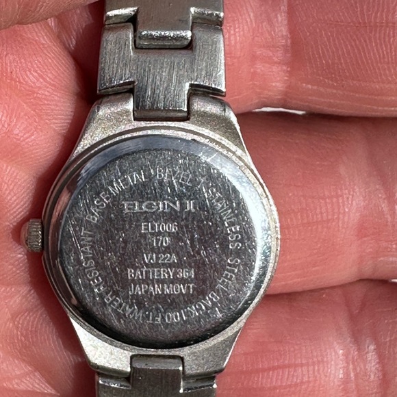 Elgin Wristwatch with GoldTone and silver band 100 ft. Water resistance Blue - Picture 4 of 5